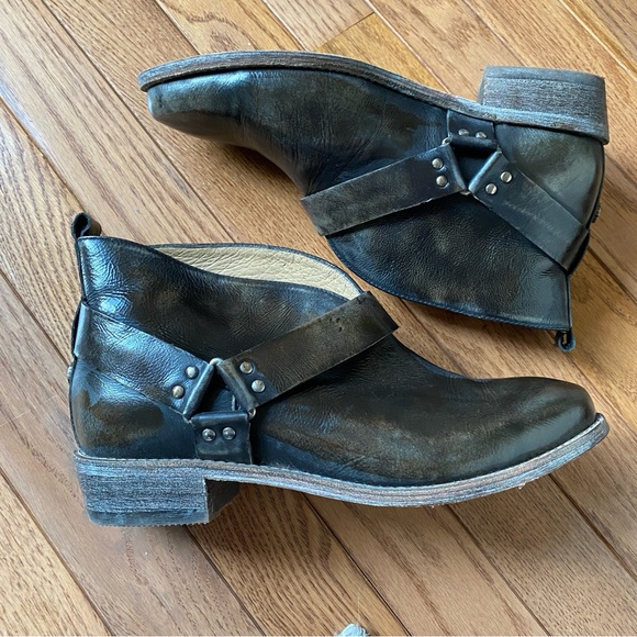Koolaburra by UGG - Leather Dame Harness Distressed Ankle Boots - Size 7 - Picture 3 of 11
